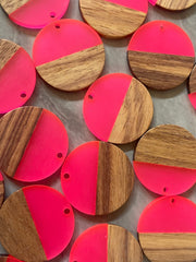 Wood Grain + Hot Pink resin Beads, round cutout acrylic 29mm Earring Necklace pendant bead, one hole at top DIY wooden blanks circle